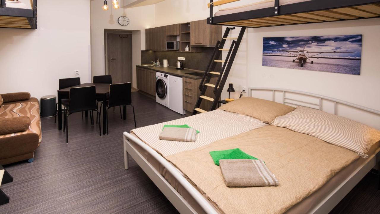 Flying Bed Apartment Close To Prague Castle And Airport Exterior foto