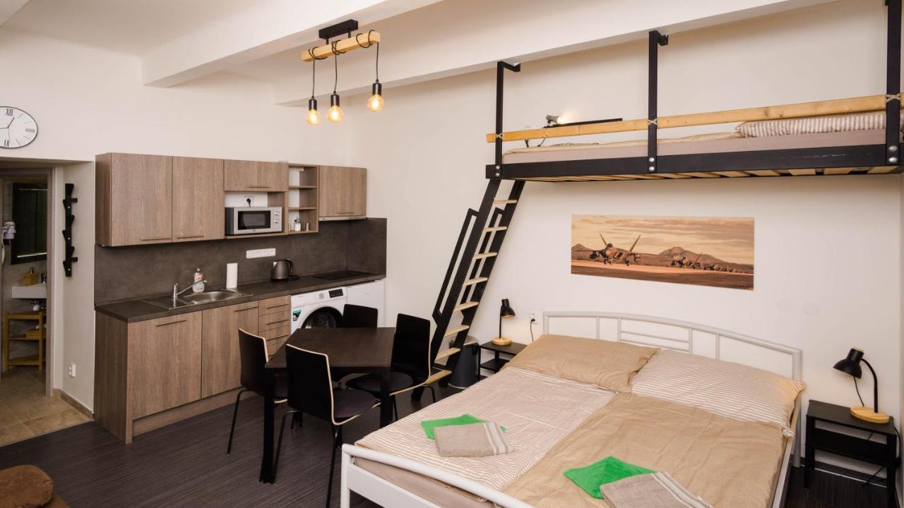 Flying Bed Apartment Close To Prague Castle And Airport Exterior foto