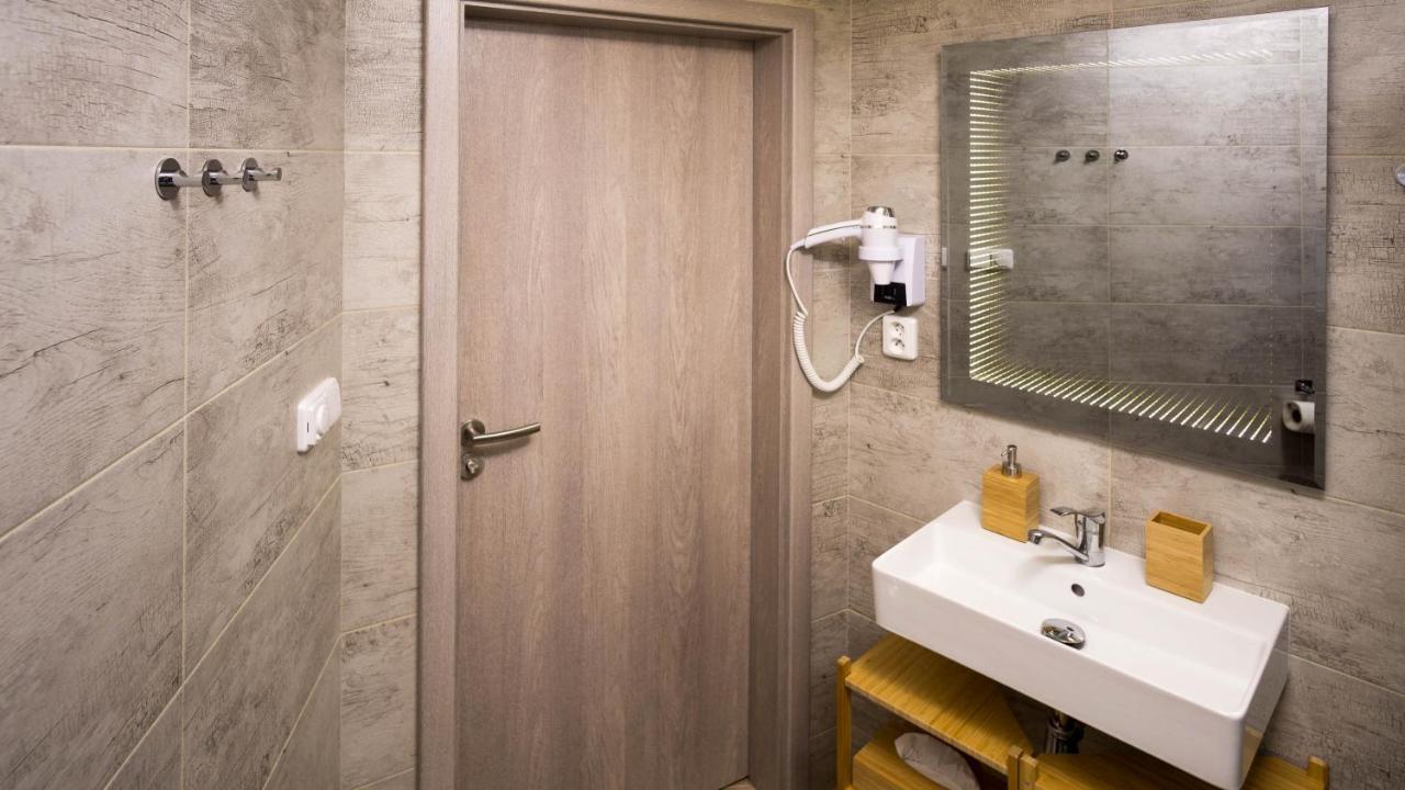 Flying Bed Apartment Close To Prague Castle And Airport Exterior foto